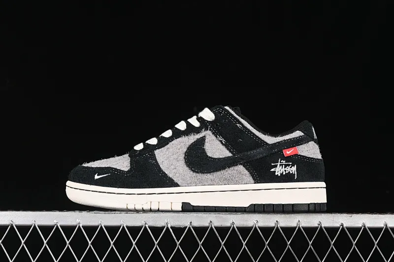 All Categories Nk SB Dunk Series Nk SB Dunk Low High-end Customized Low-top Sneakers Nk SB Dunk Low Stussy Series-Grey Black Black Swoosh Anniversary High-end Customized Low-top Casual Sneakers MM1089-028
